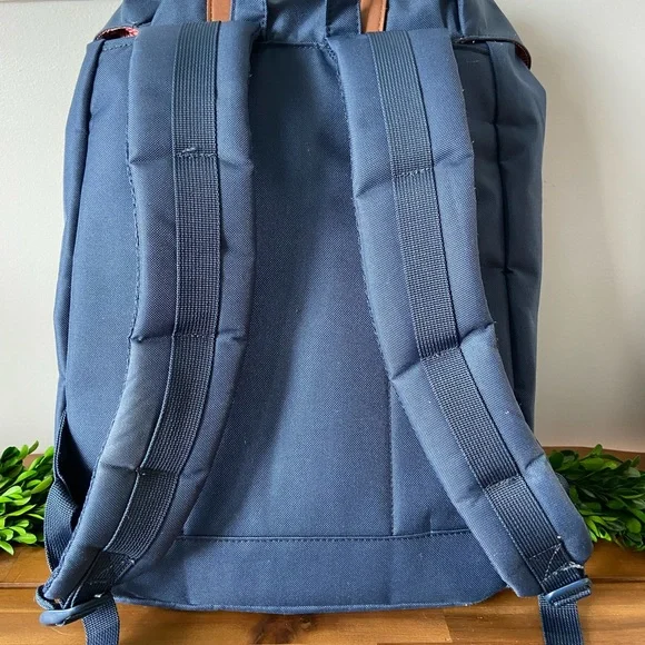 Hershel retreat back pack. 19.5L. Navy blue.